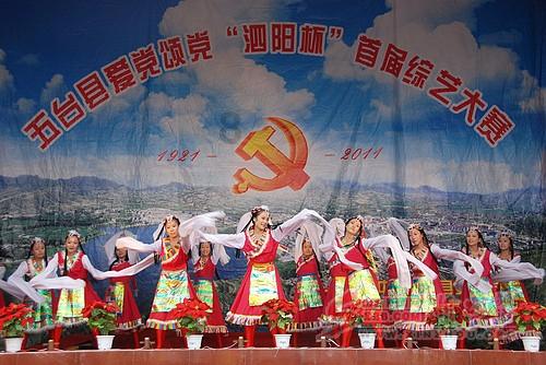 老师带学生们一起跳舞轻松又愉快